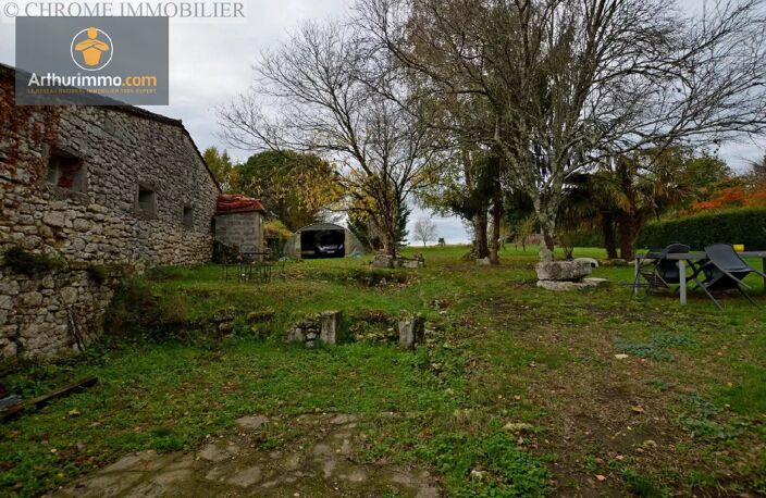 En pierre, coeur de village avec grand jardin — photo 5