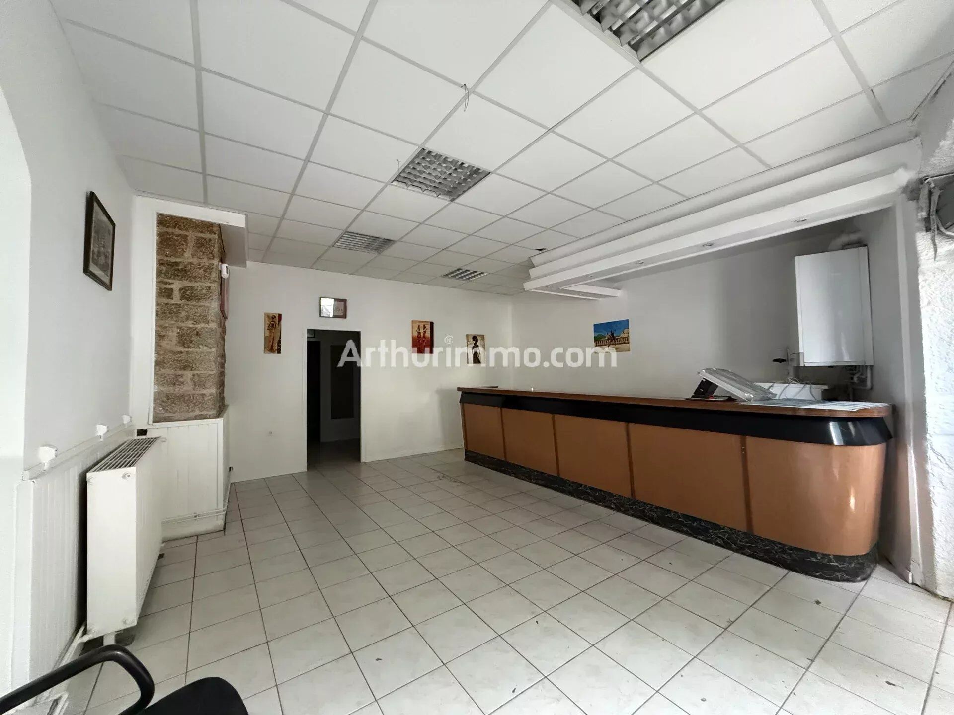 Local commercial 2 pièces · à Local Commercial Lons-le-Saunier · 74 000 €