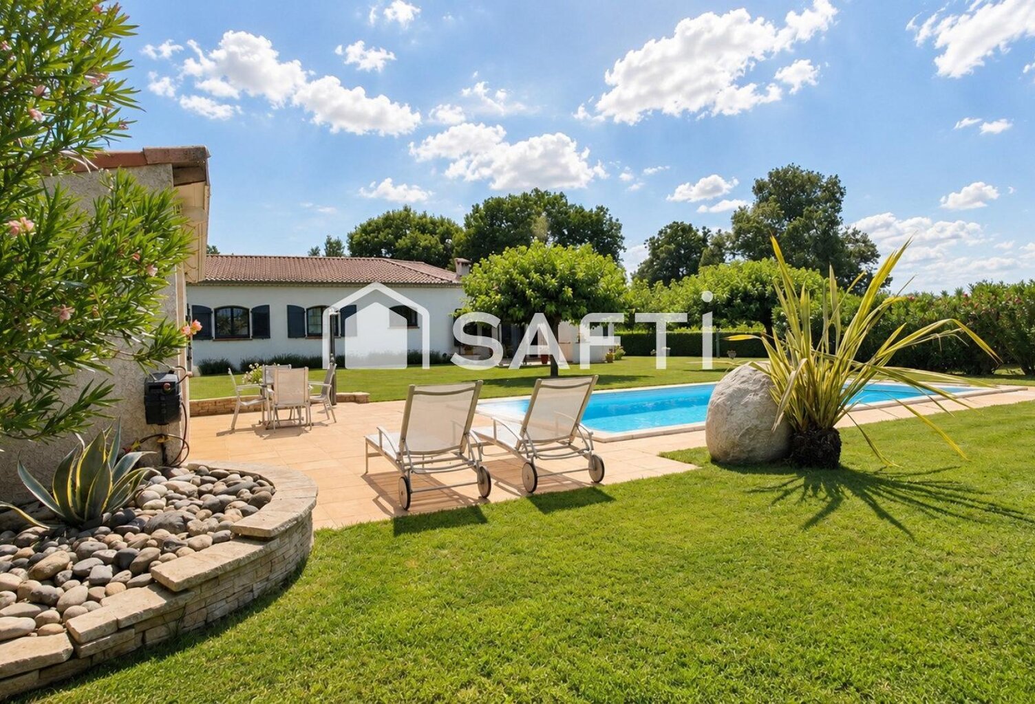 Maison de plain-pied avec piscine, dépendances et plus d'un hectare de terrain — photo 1