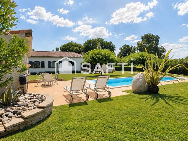 Maison de plain-pied avec piscine, dépendances et plus d'un hectare de terrain — photo 1