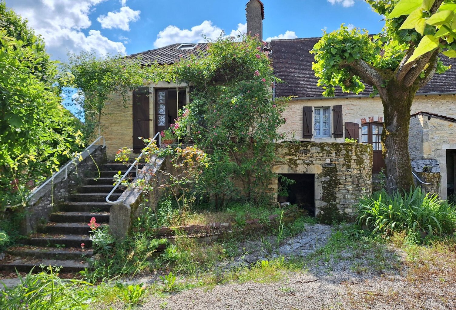 Élégante maison de village en pierre avec jardin, terrasse et dépendances  120 m² — photo 1