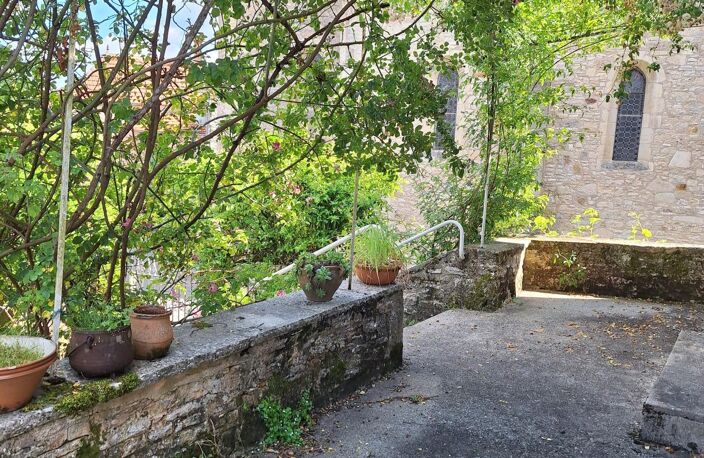 Élégante maison de village en pierre avec jardin, terrasse et dépendances  120 m² — photo 2