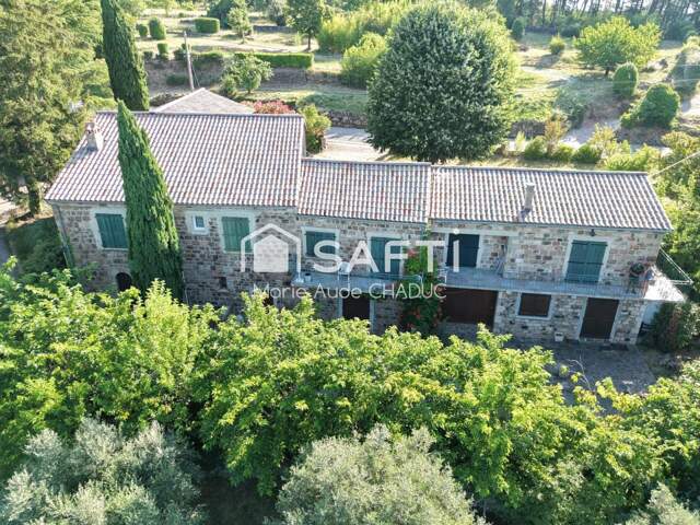 Ensemble immobilier de 4 gîtes et d'une maison — photo du bien