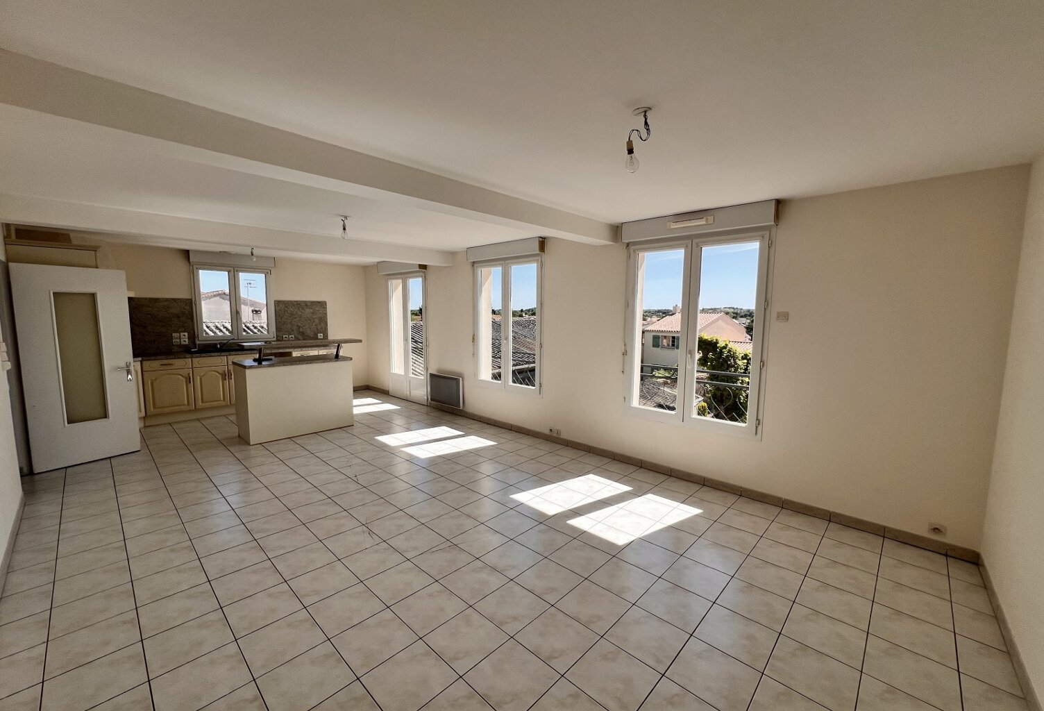 À vendre au cœur de Longeville-sur-Mer, ensemble immobilier offrant de nombreuses possibilités d'exploitation. — photo 1