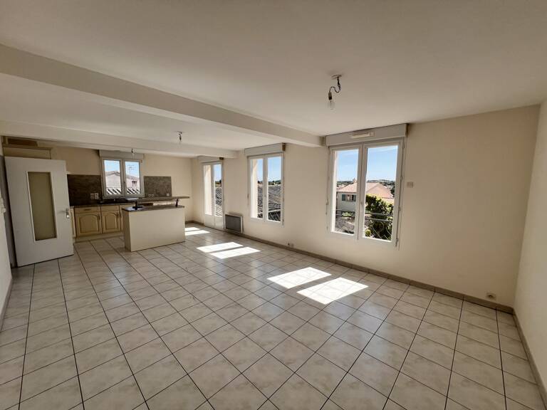 À vendre au cœur de Longeville-sur-Mer, ensemble immobilier offrant de nombreuses possibilités d'exploitation. — photo 1