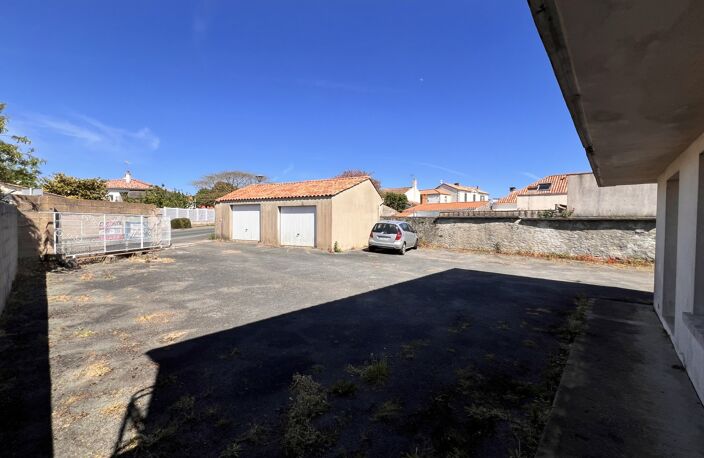 À vendre au cœur de Longeville-sur-Mer, ensemble immobilier offrant de nombreuses possibilités d'exploitation. — photo 2