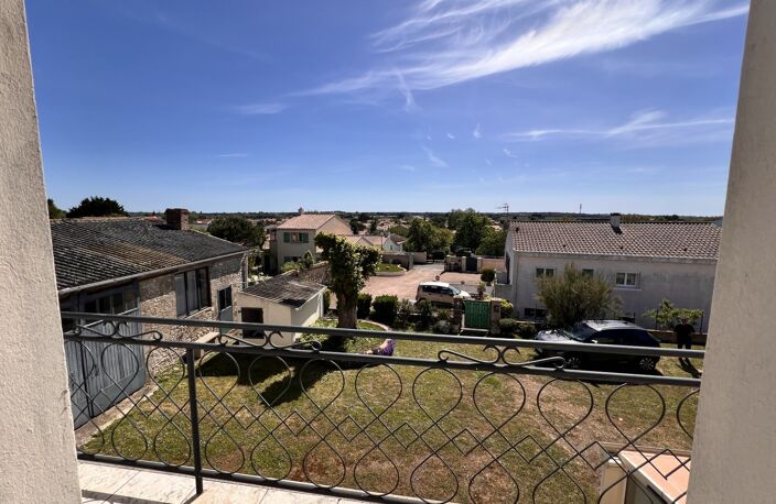 À vendre au cœur de Longeville-sur-Mer, ensemble immobilier offrant de nombreuses possibilités d'exploitation. — photo 3