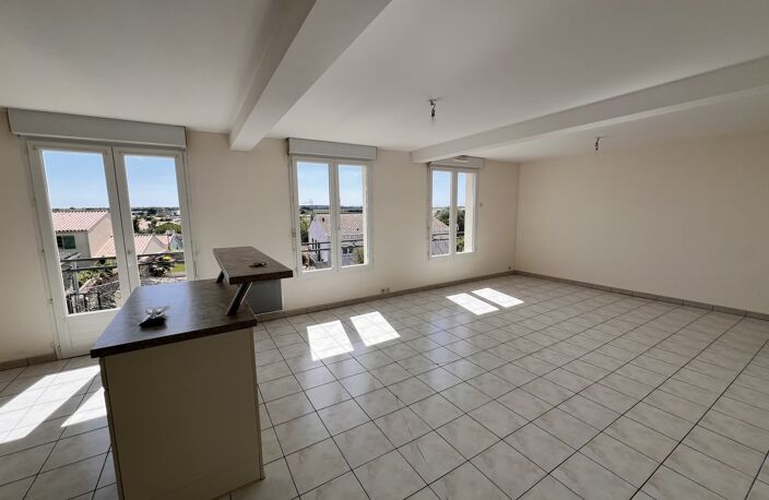 À vendre au cœur de Longeville-sur-Mer, ensemble immobilier offrant de nombreuses possibilités d'exploitation. — photo 4