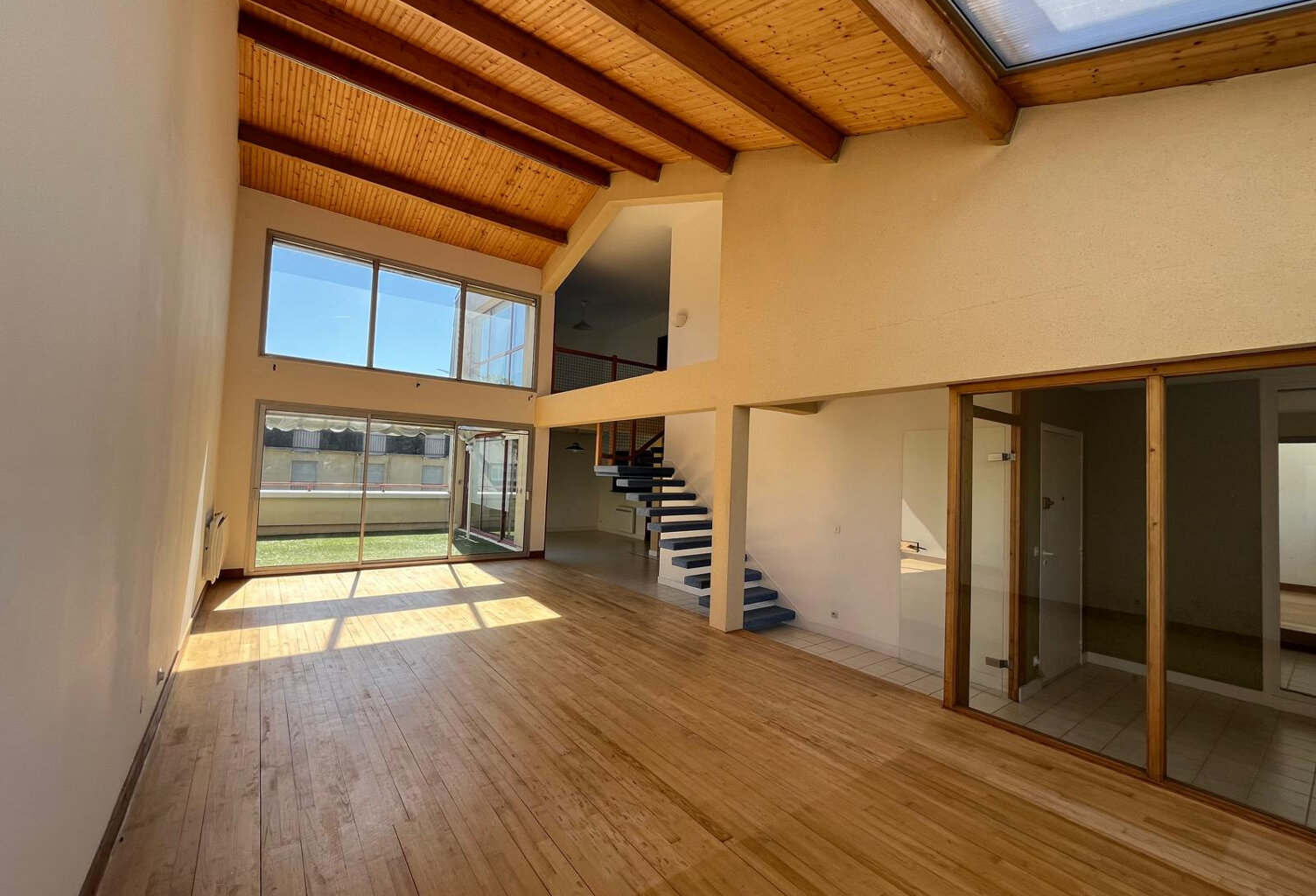 A VENDRE - Duplex 5 pièces en centre-ville d'Argenton-Sur-Cr — photo 1