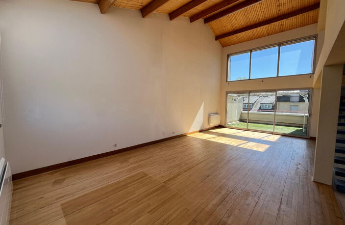 A VENDRE - Duplex 5 pièces en centre-ville d'Argenton-Sur-Cr — photo 2