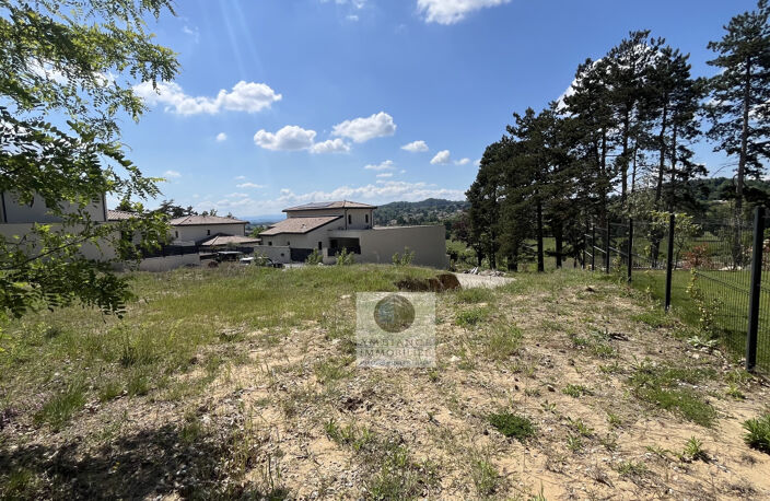 Terrain dans un environnement calme et verdoyant — photo 2