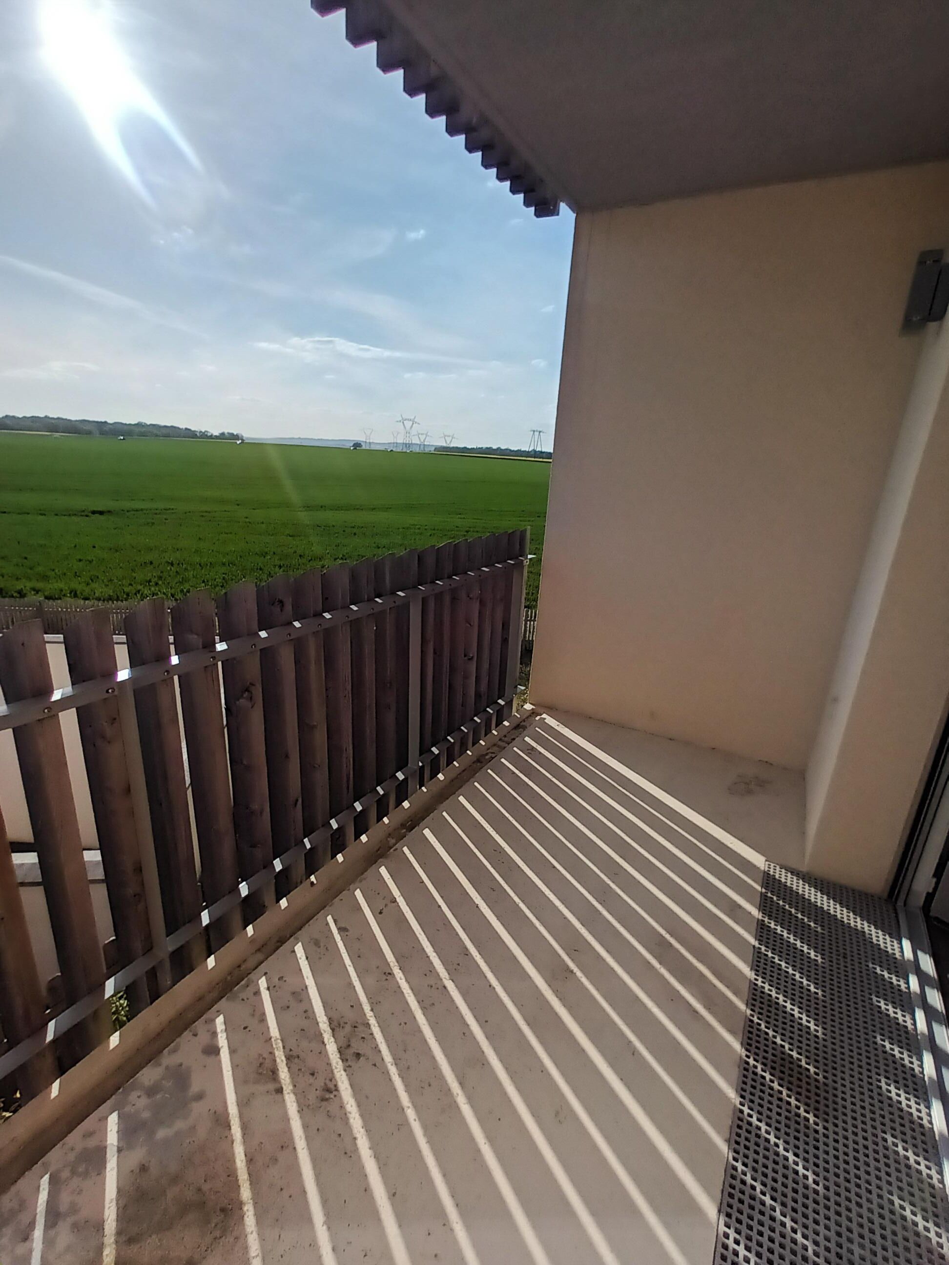 SOUS COMPROMIS - COURDIMANCHE - T2 lumineux avec balcon
