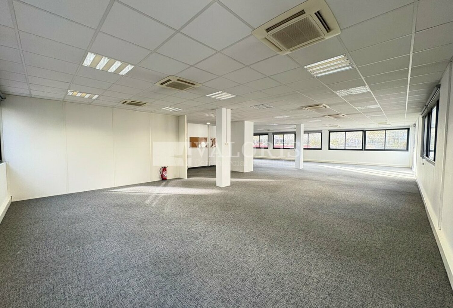 BUREAUX à LOUER — photo 1
