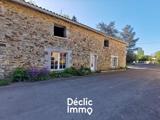 Ancienne métairie familiale sur plus de 3,4 hectares  FENIOUX (79) — photo du bien