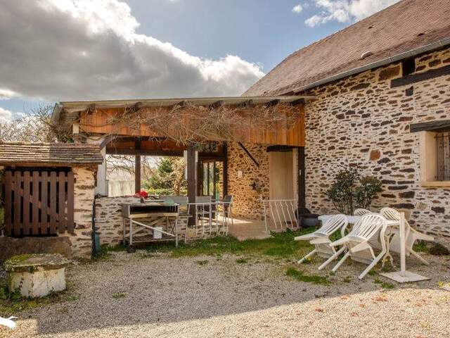 Maison en pierre de 7 pièces principales — photo du bien