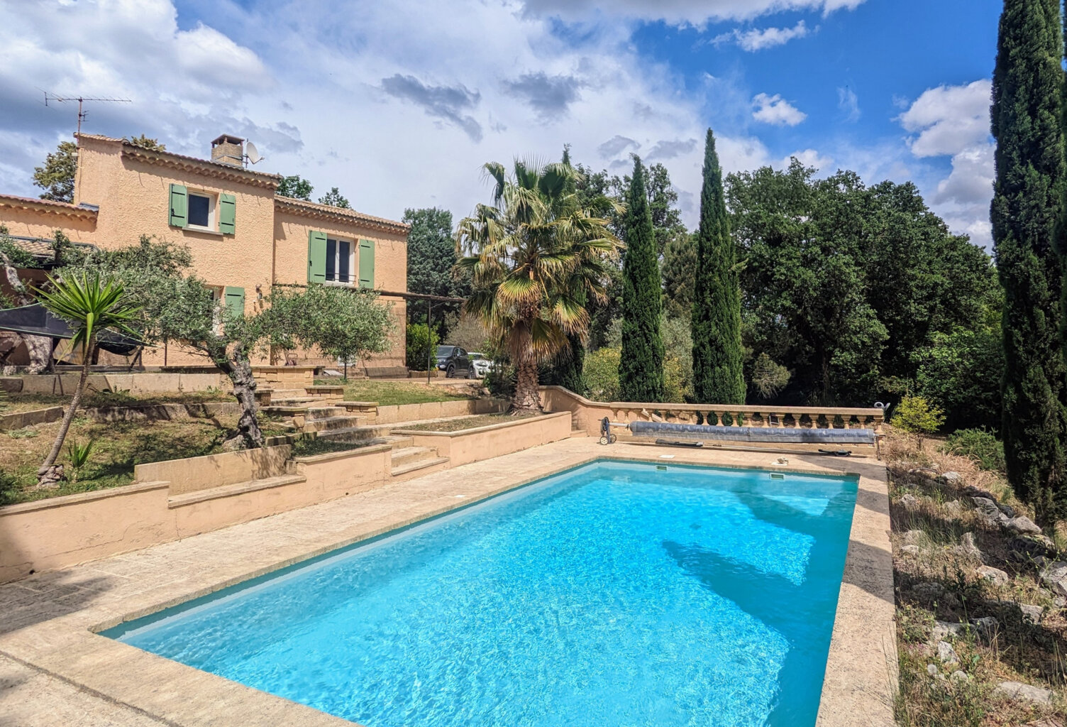 Entre Castillon du Gard et Remoulins, une villa 4 chambres + bureau qui cache bien son jeu.... — photo 1