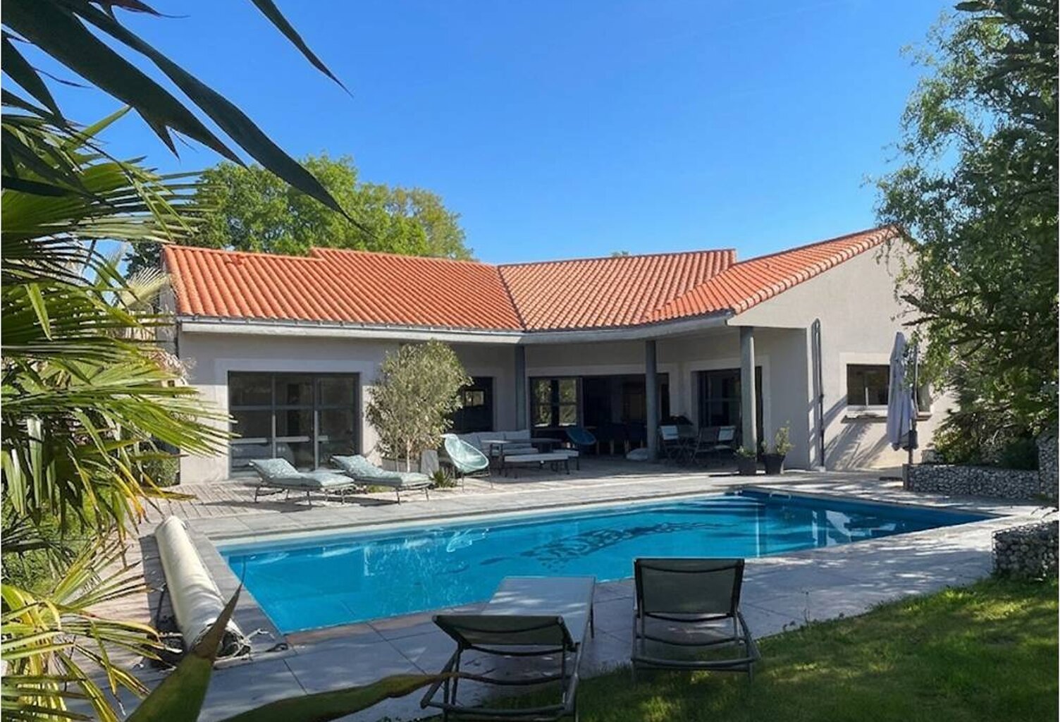 MAISON FAMILIALE DE STANDING - PLAIN-PIED - DPE B - PISCINE CHAUFFÉE - STUDIO INDÉPENDANT — photo 1