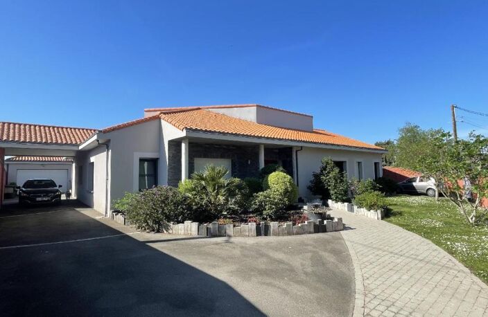 MAISON FAMILIALE DE STANDING - PLAIN-PIED - DPE B - PISCINE CHAUFFÉE - STUDIO INDÉPENDANT — photo 3