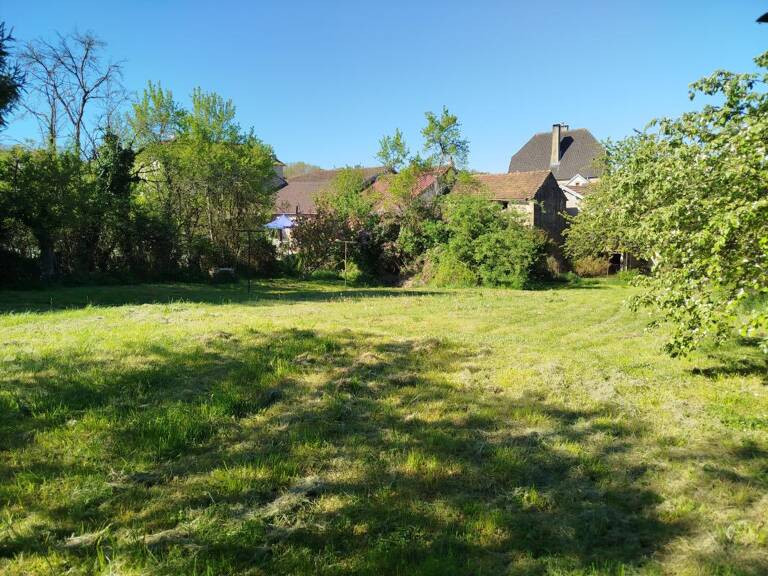 Maison avec dépendances et terrain — photo 1