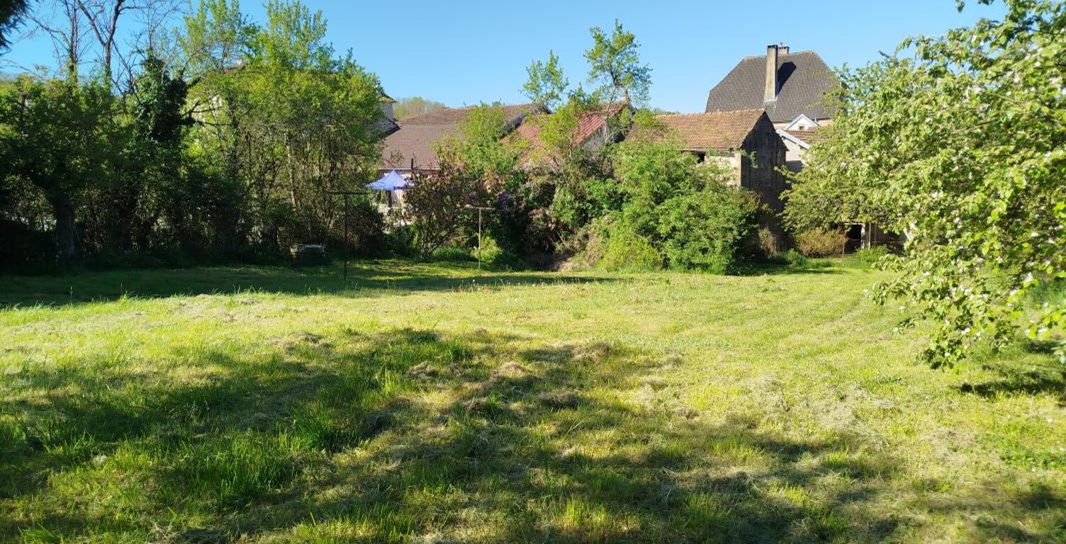 Maison avec dépendances et terrain — photo 1