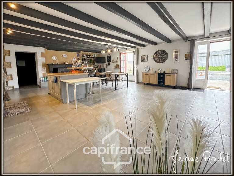 Maison en pierre à vendre 6 pièces 4 chambres + studio indépendant sur terrain 3 260 m² avec dépendances Champigny-En-Rochereau (86) — photo 1