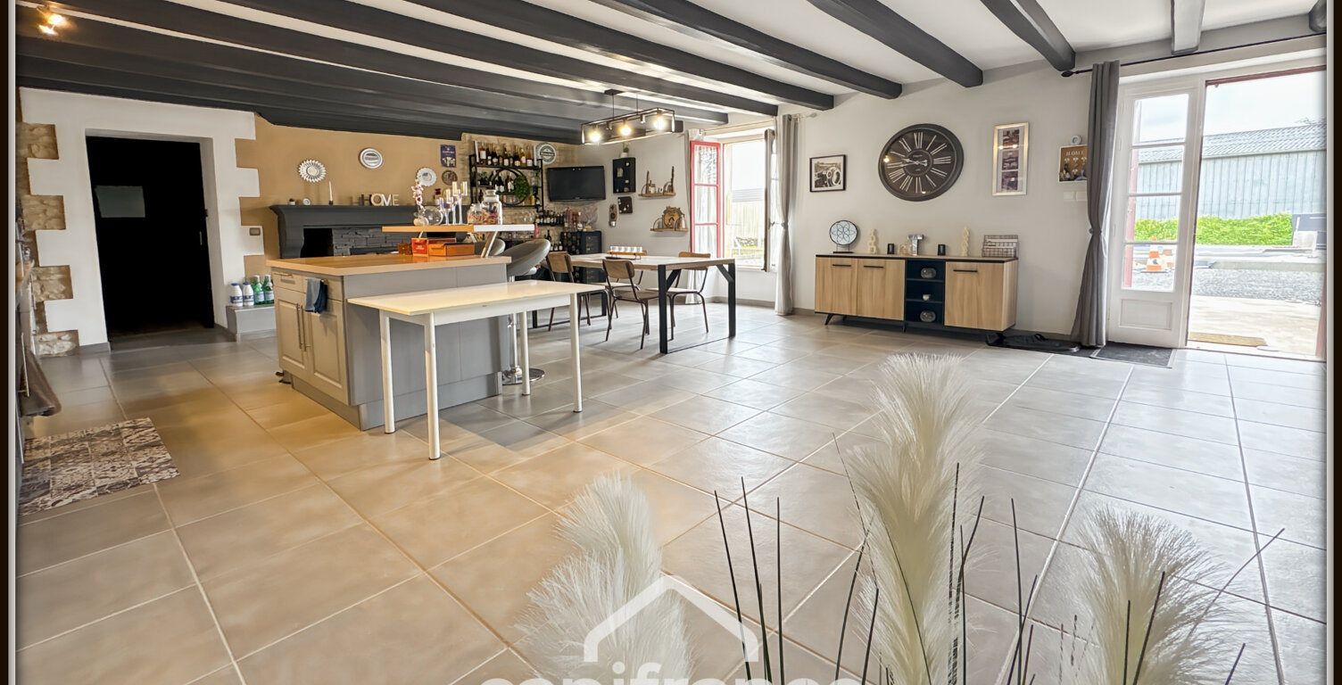 Maison en pierre à vendre 6 pièces 4 chambres + studio indépendant sur terrain 3 260 m² avec dépendances Champigny-En-Rochereau (86) — photo 1