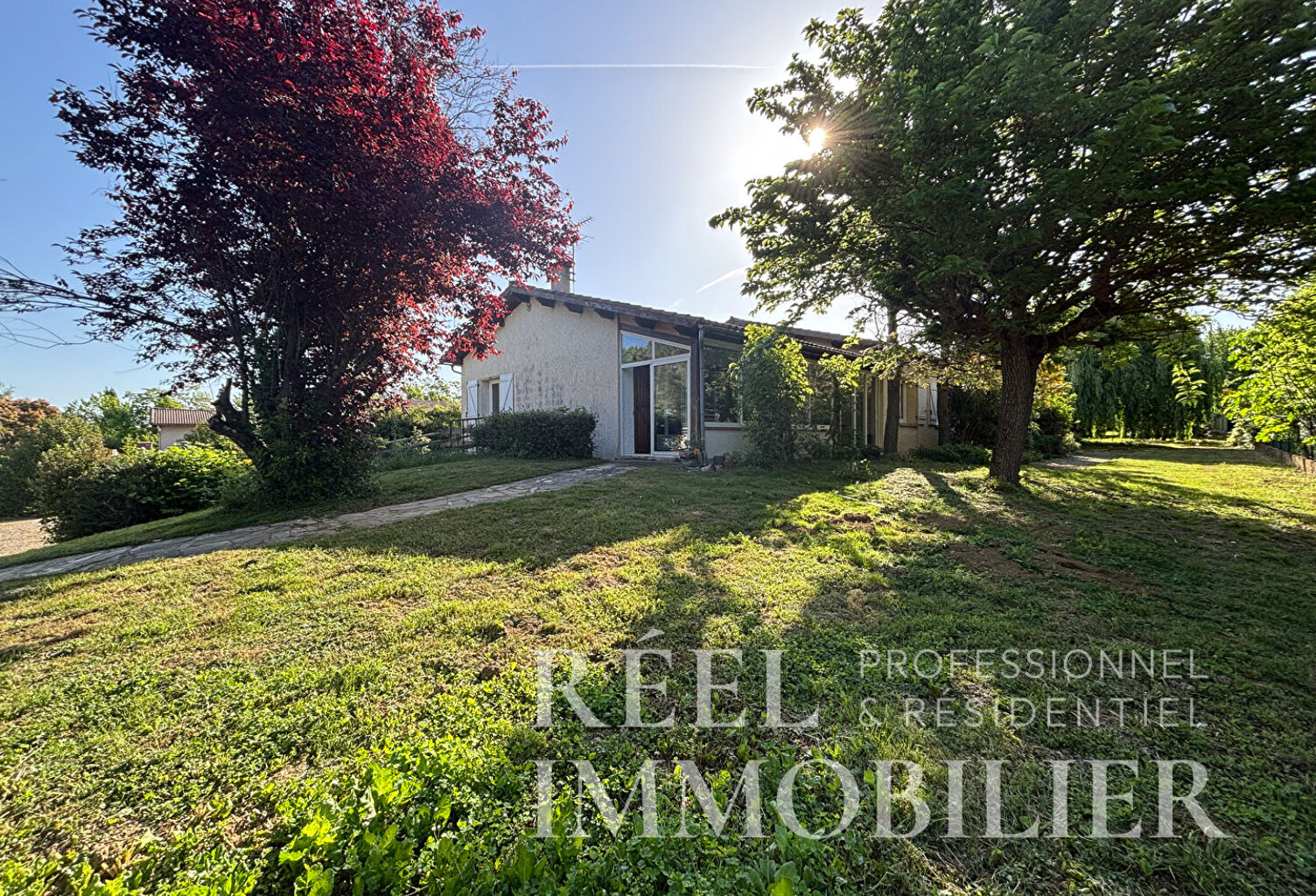 Maison de plain pied rénovée avec garage, sous sol et grand jardin — photo 1