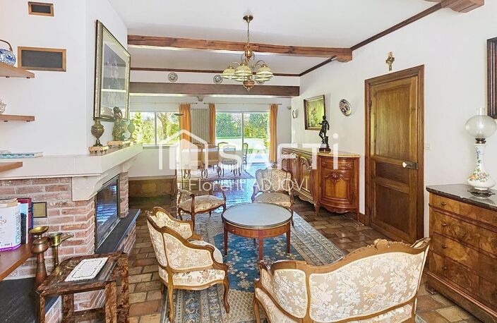 Laissez vous séduire par cette élégante maison de maitre plain pied alliant charme, volumes généreux et cadre de vie paisible — photo 3