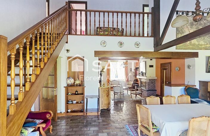 Laissez vous séduire par cette élégante maison de maitre plain pied alliant charme, volumes généreux et cadre de vie paisible — photo 5