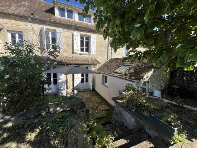 Maison en pierre de 7 pièces principales — photo du bien