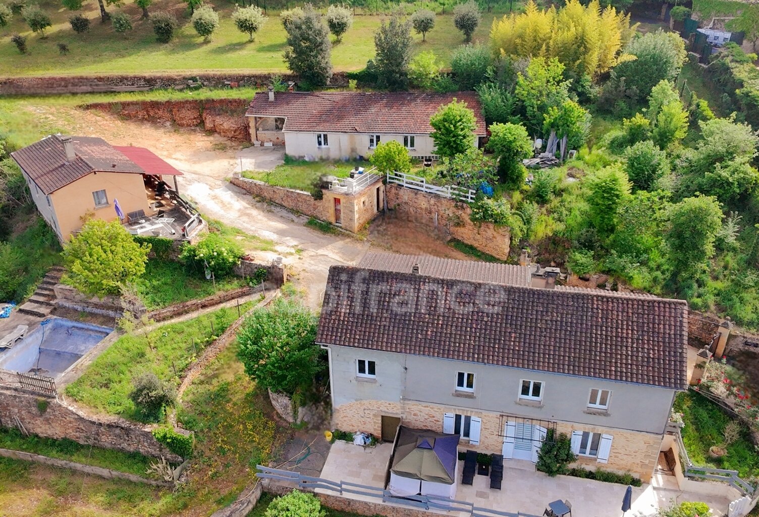 Ensemble immobilier 185m², 3 habitations indépendantes, grange, garage, love room, bonne rentabilité financière — photo 1
