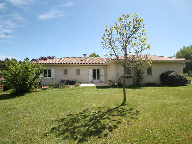 Maison à vendre 4 pièces 109m²  proche de CASTELJALOUX (47) garages, terrain 9800m² — photo du bien