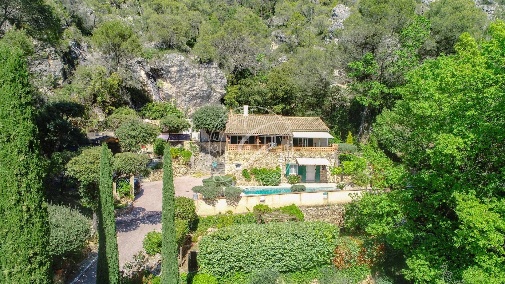 Villa / Maison  T4 à vendre Villecroze 83690