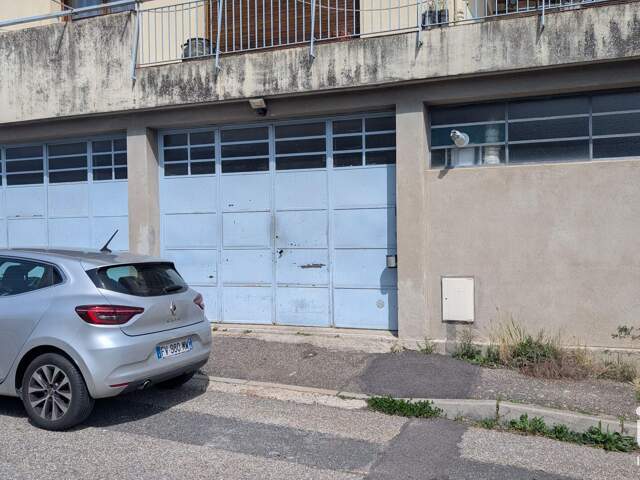 Location Local d'activités 123 m&sup2; — photo du bien