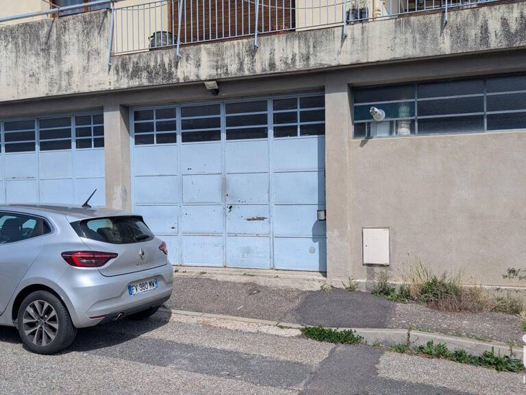 Location Local d'activités 123 m&sup2; — photo 1
