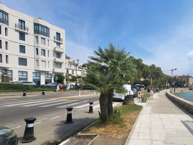 Appartement où local commercial de 200m2 face mer — photo du bien