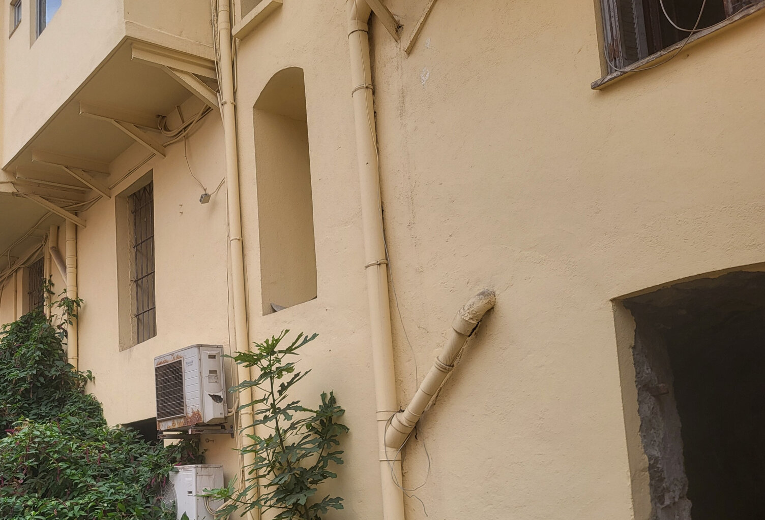 Centre AJACCIO. Locaux à aménager en 3 logements — photo 1