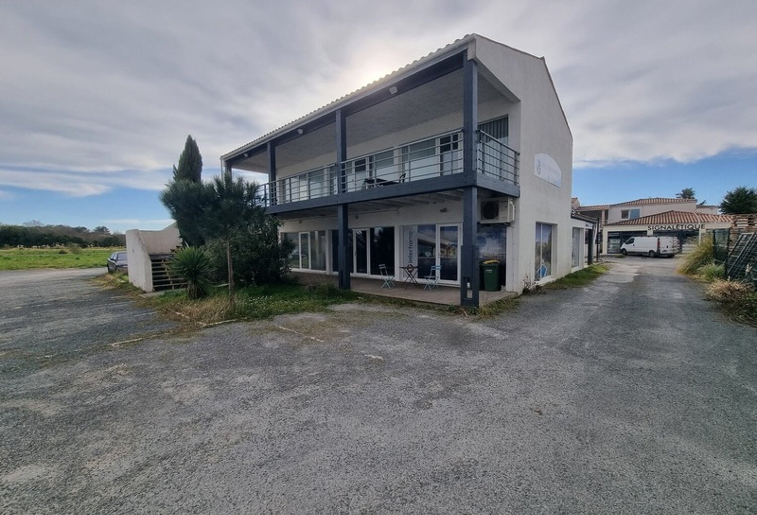 ST-PIERRE D'OLERON (17), A Louer local-bureau 84m² 6 pièces idéalement située en cœur de zone d'activité économique — photo 1