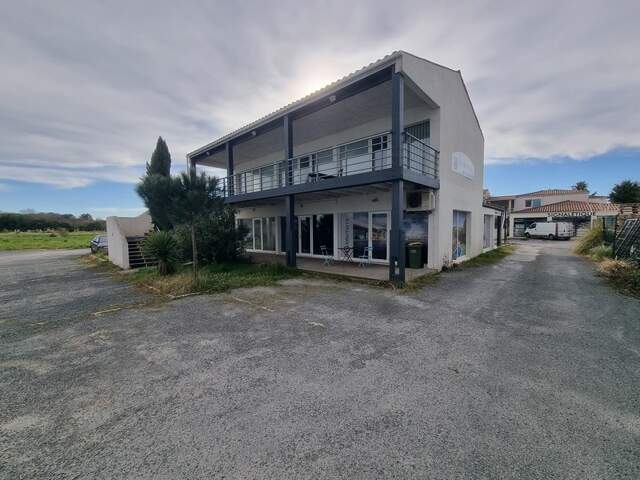 ST-PIERRE D'OLERON (17), A Louer local-bureau 84m² 6 pièces idéalement située en cœur de zone d'activité économique — photo du bien