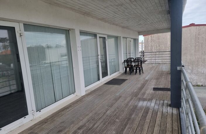 ST-PIERRE D'OLERON (17), A Louer local-bureau 84m² 6 pièces idéalement située en cœur de zone d'activité économique — photo 2