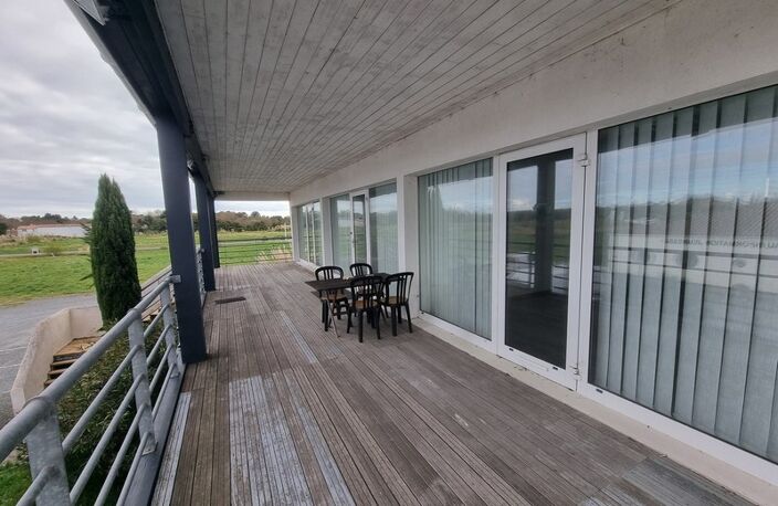 ST-PIERRE D'OLERON (17), A Louer local-bureau 84m² 6 pièces idéalement située en cœur de zone d'activité économique — photo 3