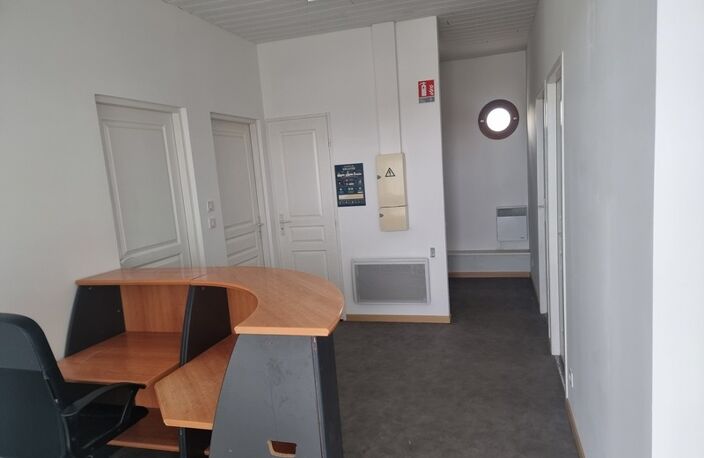 ST-PIERRE D'OLERON (17), A Louer local-bureau 84m² 6 pièces idéalement située en cœur de zone d'activité économique — photo 5