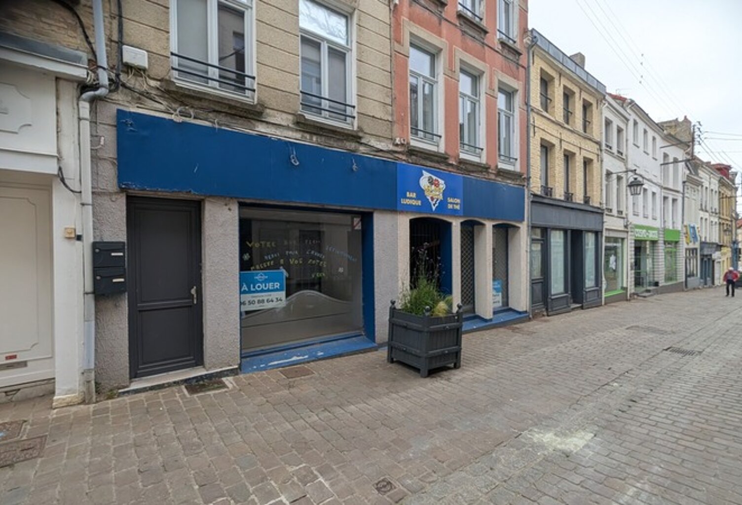 À LOUER – LOCAL COMMERCIAL AU CŒUR DU CENTRE HISTORIQUE DE SAINT-OMER(62) — photo 1