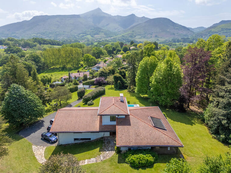SUPERBE MAISON D'ARCHITECTE A URRUGNE AVEC PARC D'1 HECTARE — photo 1