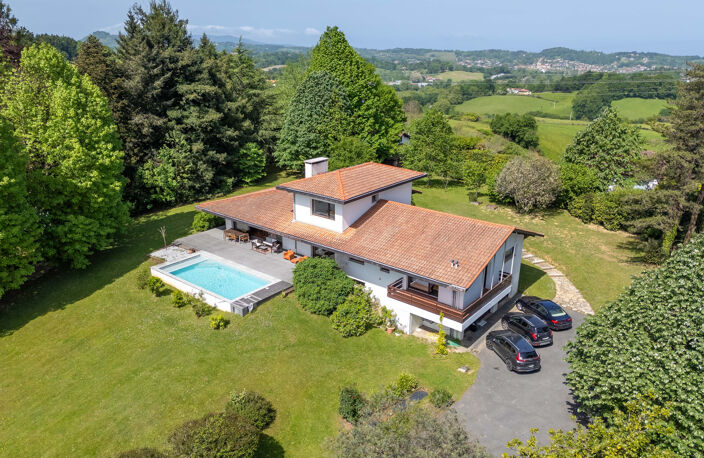 SUPERBE MAISON D'ARCHITECTE A URRUGNE AVEC PARC D'1 HECTARE — photo 2