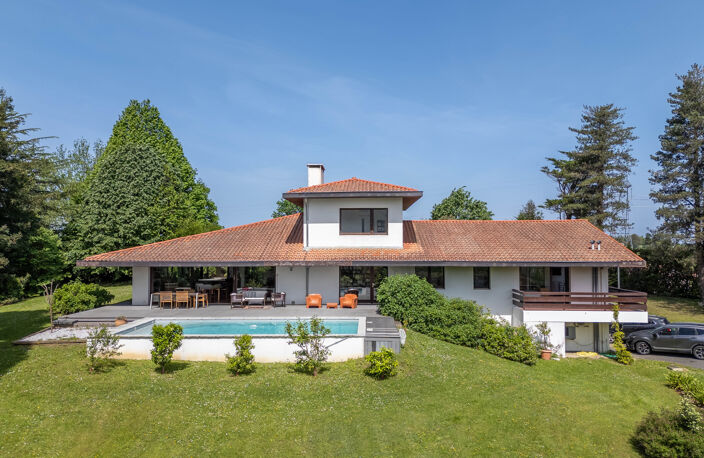 SUPERBE MAISON D'ARCHITECTE A URRUGNE AVEC PARC D'1 HECTARE — photo 3