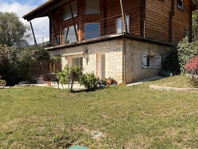 EXCLUSIVITÉ – APPARTEMENT EN REZ-DE-CHAUSSÉE AVEC JARDIN ET GARAGE — photo du bien