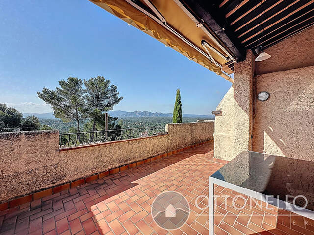 Maison Roquebrune Sur Argens 5 pièces 88 m2 sur 320 m2 de terrain avec vue panoramique, garage et abri voiture — photo du bien