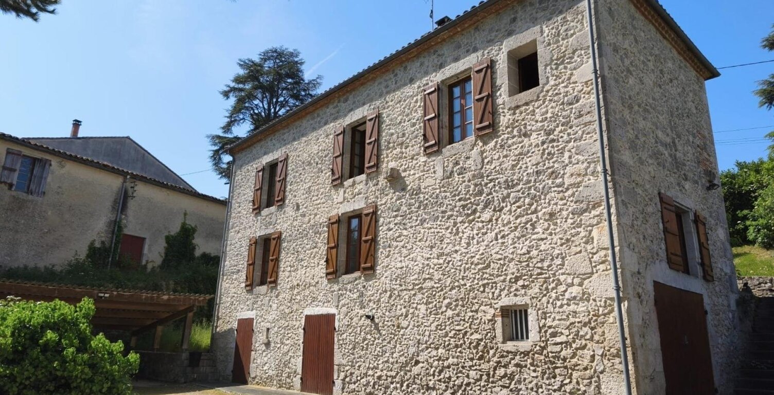 Maison en pierre avec jardin et garages — photo 1