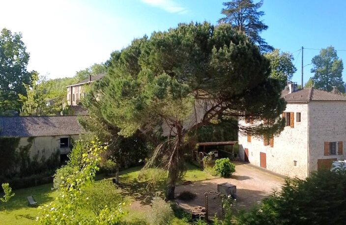Maison en pierre avec jardin et garages — photo 2